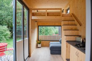 Casa pequeña con cocina y sala de estar. en Tiny House Nature 17 - Green Tiny Village Harz en Osterode