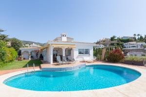 duży basen przed domem w obiekcie Villa del Sol - Entre Tu y Yo w mieście Benalmádena