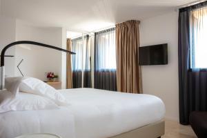 Posteľ alebo postele v izbe v ubytovaní Hotel Alcyon