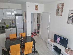 a kitchen and dining room with a table and chairs at Apartman Miloš in Soko Banja