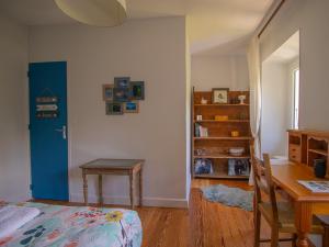 a bedroom with a desk and a table and a table sidx sidx sidx at Gîte Les Bartavelles in Jausiers