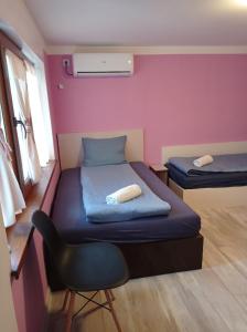 Zheglitsa的住宿－Chergata Guest House，一间设有两张床和椅子的房间