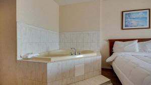 Postel nebo postele na pokoji v ubytování Ocean 1 Hotel & Suites Ocean City