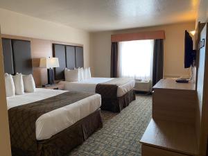 勞埃德明斯特的住宿－Gold Circle Inn，酒店客房设有两张床和电视。