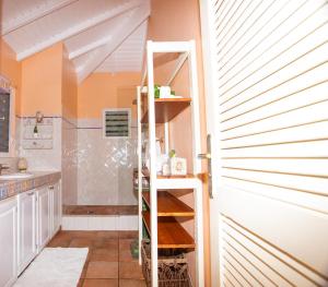 Koupelna v ubytování Spacious Villa with Ocean and Mountain view-4 beds