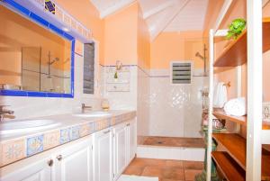 Koupelna v ubytování Spacious Villa with Ocean and Mountain view-4 beds