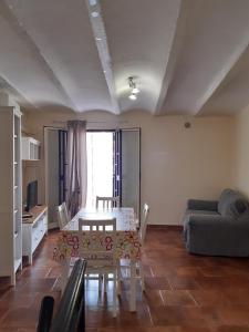 - un salon avec une table et un canapé dans l'établissement La casa del cocchiere, à Palerme