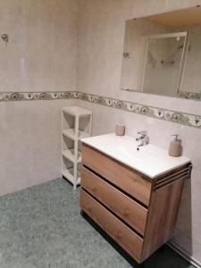 a bathroom with a sink and a mirror at Apartamento Pirulana Bajo in Fisterra