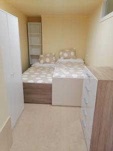 Apartamento Pirulana Bajo في فيستيرا: غرفة نوم صغيرة مع سرير وخزانة