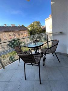 d'une terrasse avec 2 chaises et une table sur un balcon. dans l'établissement B 304, apartments in the heart of Budapest, à Budapest