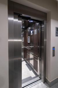 an elevator in a building with its door open at Młynowa Centrum Apartamenty LUNA Białystok in Białystok