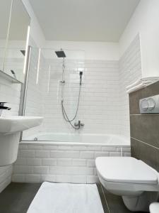uma casa de banho com uma banheira, um WC e um lavatório. em B 304, apartments in the heart of Budapest em Budapeste
