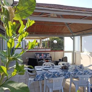 a blue and white table and chairs on a patio at Casa vacanza Leone con Terrazza in Ginosa Marina