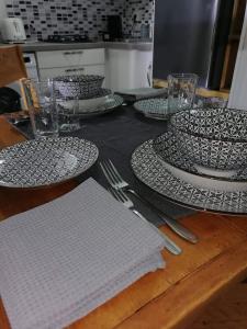 una mesa con platos y cubiertos sobre una mesa de madera en Angel's Houses, en Skala Kallonis