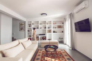 Телевизор и/или развлекательный центр в Vassiliki Residence Skyros Island