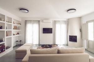 Телевизор и/или развлекательный центр в Vassiliki Residence Skyros Island