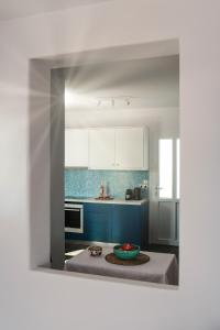 Кухня или мини-кухня в Vassiliki Residence Skyros Island
