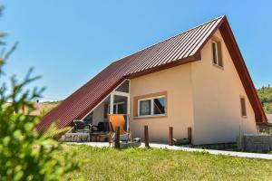 een huis met een metalen dak bij Holiday Home Jakov in Kolašin