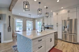 Η κουζίνα ή μικρή κουζίνα στο Spacious South Jordan Family Home with Private Yard!