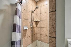 Ένα μπάνιο στο Spacious South Jordan Family Home with Private Yard! +29 φωτογραφίες