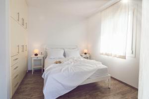 Кровать или кровати в номере Vassiliki Residence Skyros Island