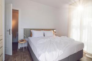 Кровать или кровати в номере Vassiliki Residence Skyros Island