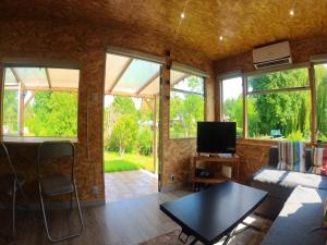 ein Wohnzimmer mit Sofa und Tisch in der Unterkunft Le Cottage des Hortillonnages in Amiens