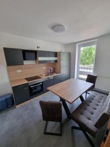 eine Küche mit einem Holztisch und einem Esszimmer in der Unterkunft Ferienwohnung Noah in Merseburg
