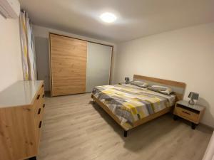 ein Schlafzimmer mit einem Bett, einer Kommode und einem Schrank in der Unterkunft Modern Apartment with Large Outdoor Area - Sleeps 7, Close to Malta International Airport in Luqa