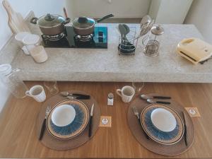 a kitchen counter with two plates and pots and pans at Villa Candombá in Alto Paraíso de Goiás +71 photos