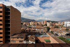 vista sulla città con edifici di Large 3 bedroom Condo near Poblado w Free Parking a Medellín