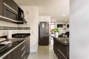 Dapur atau dapur kecil di Large 3 bedroom Condo near Poblado w Free Parking