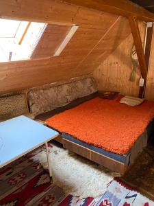 Postel nebo postele na pokoji v ubytování Podkrovni pokojik