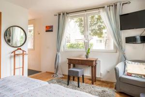 Un dormitorio con una cama y un escritorio y una ventana. en Suite Wellness Azul, en La Orotava 28 fotos más