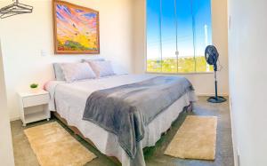 a bedroom with a bed and a window at Villa Candombá in Alto Paraíso de Goiás