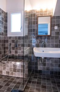 Ванная комната в Vassiliki Residence Skyros Island