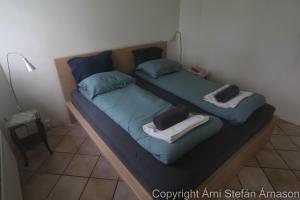 Tempat tidur dalam kamar di Villa apartment Hafnarfjordur - Ideal for Aurora