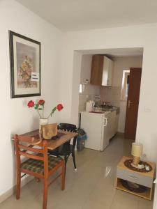 Kuchyňa alebo kuchynka v ubytovaní NaLa apartments + 22 fotografií