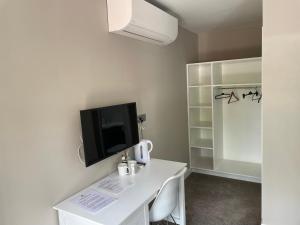 Gallery image of Tall Pines Lodges in Lulsgate Bottom