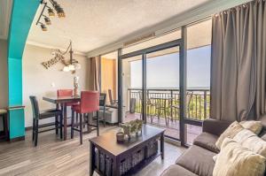 een woonkamer met een bank en een tafel met uitzicht bij Ocean View Double Queen Suite! - Caravelle Resort 508 - Sleeps 4 Guests! in Myrtle Beach