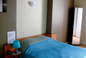 Postel nebo postele na pokoji v ubytování Hôtel Les Acteurs
