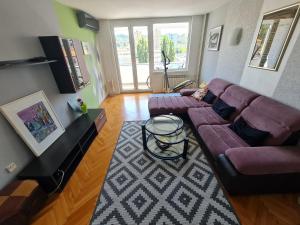 Телевизор и/или развлекательный центр в Colours