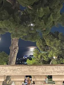 einen Blick auf das Meer von einer Brücke aus in der Unterkunft Relais Borgo sul Mare Ospitalità diffusa in Silvi Paese