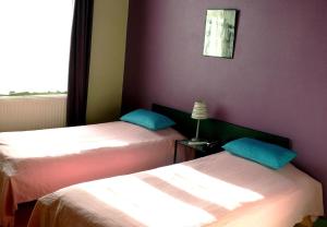 Postel nebo postele na pokoji v ubytování Hôtel Les Acteurs