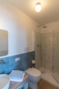 uma casa de banho com um chuveiro, um WC e um lavatório. em SaltoNelBlu em Porto Santo Stefano