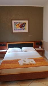 En eller flere senger på et rom på Hotel Smart Inn