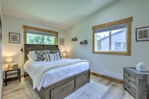 Ένα ή περισσότερα κρεβάτια σε δωμάτιο στο Cozy Avon Condo with Grill Walk to Ski Shuttle