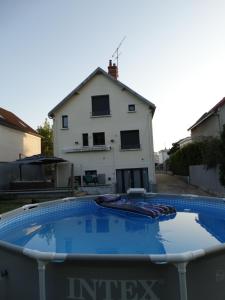 - une piscine en face d'une maison dans l'établissement APPARTEMENTY COCO GUILBEAU, à Bourges