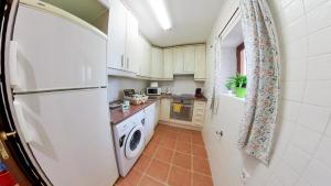 A kitchen or kitchenette at Apartamento Santa Leocadia
