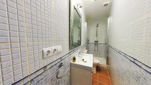 A bathroom at Apartamento Santa Leocadia Még 37 kép